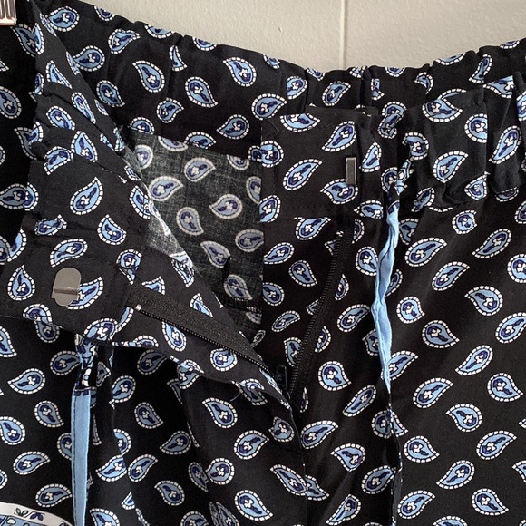 Chic by Jacob NWOT patterned shorts size M - Picture 5 of 9